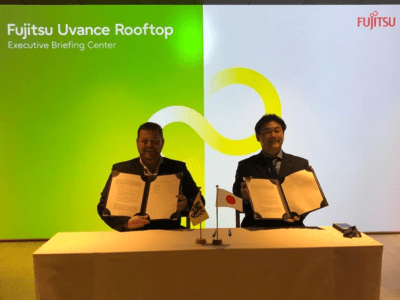 CEO SettleMint Matthew Van Niekerk  and Ichiro Aoyagi, Senior Vice President, Global Solutions, Fujitsu during the signing ceremony (Tokyo, December  5 2022)